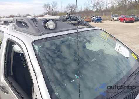 2015 Nissan Xterra Pro-4X z USA, uszkodzony, nr VIN 5N1AN0NW1FN663409